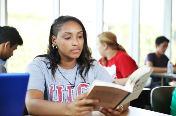 uic student reading a book